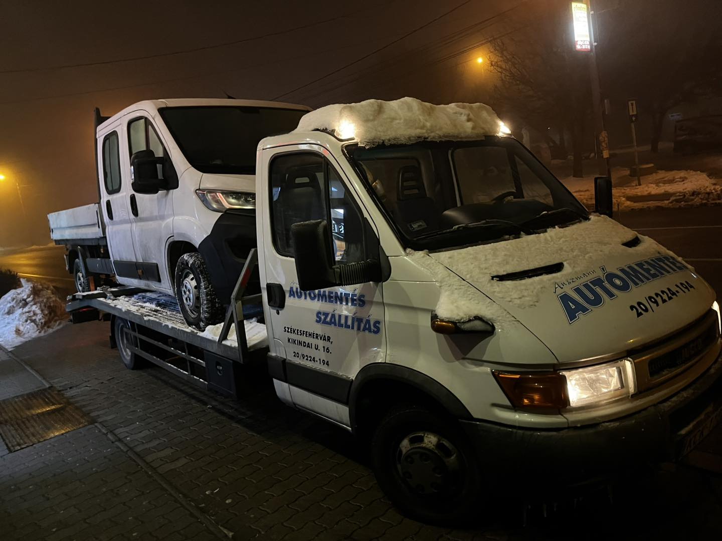 Auszmann autómentő havas, ködös éjszakán Székesfehérváron